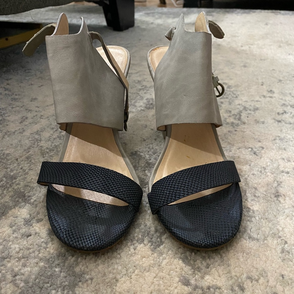 CL by Laundry (Chinese Laundry) Grey and Black Women’s Wedges Size 7.5